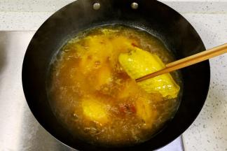 往锅中倒入腌制好的鸡翅，煮10分关火，稍微焖下颜色更好看，盛出鸡翅入冰箱冷藏，吃得时候取出即可。