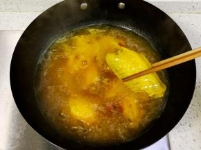 往锅中倒入腌制好的鸡翅，煮10分关火，稍微焖下颜色更好看，盛出鸡翅入冰箱冷藏，吃得时候取出即可。