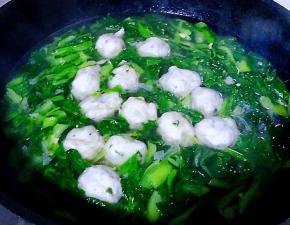 锅中添入适量清水放入鱼丸大火煮至沸腾