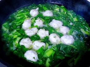 锅中添入适量清水放入鱼丸大火煮至沸腾