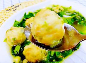 鱼丸入口鲜嫩爽口混搭小白菜的清香让人回味无穷