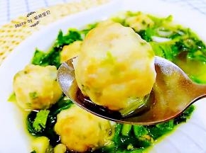 鱼丸入口鲜嫩爽口混搭小白菜的清香让人回味无穷