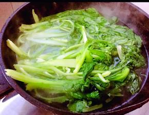 锅中烧开水将小白菜焯水后立即放入冷水中过凉沥干水份备用