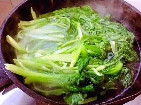 锅中烧开水将小白菜焯水后立即放入冷水中过凉沥干水份备用