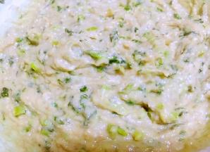 放入油先拌匀再放盐和味精调味（盐和味精一定要后放因为放盐再搅拌会更加粘稠打入一个鸡蛋放入干淀粉充分的搅拌均匀使鱼馅即粘稠又有弹性