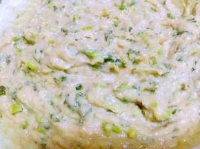 放入油先拌匀再放盐和味精调味（盐和味精一定要后放因为放盐再搅拌会更加粘稠打入一个鸡蛋放入干淀粉充分的搅拌均匀使鱼馅即粘稠又有弹性