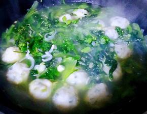 滴入少许香油放入盐和味精调味均匀撒上葱花和香菜即可出锅享用