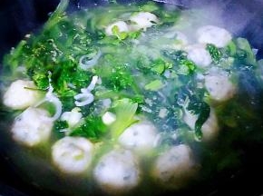滴入少许香油放入盐和味精调味均匀撒上葱花和香菜即可出锅享用