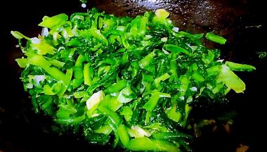 放入切好的小白菜大火快速翻炒均匀