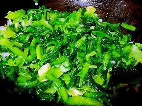 放入切好的小白菜大火快速翻炒均匀