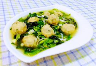 小白菜鱼丸汤装入容器中就大功告成了