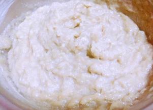 在市场买新鲜的黄花鱼让卖家直接处理好搅拌成鱼馅回来要用清水分几次倒入搅拌成泥状