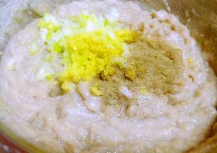 黑胡椒粉、葱、姜放入鱼泥中搅拌均匀