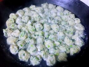 锅中倒入适量清水要凉水哦将鱼丸下入凉水中待鱼丸下完后水也差不多开锅了开锅大约煮三分钟即可