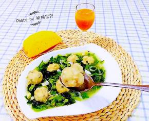 青菜鱼丸汤搭配玉米饼子一起吃就是完美的标配噢