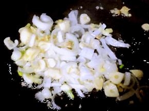 锅中倒入适量底油加热放入葱姜蒜爆香