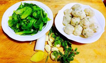 准备原材料煮好的鱼丸、小白菜、葱、姜、蒜、香菜