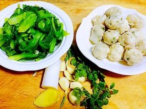 准备原材料煮好的鱼丸、小白菜、葱、姜、蒜、香菜