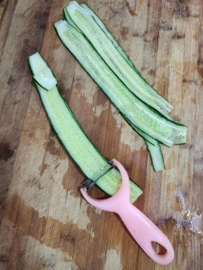 黄瓜洗净，用削皮刀削成薄片！