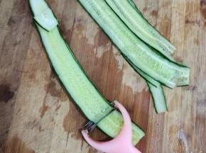 黄瓜洗净，用削皮刀削成薄片！