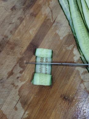 黄瓜片从两头卷起来！对半切开！