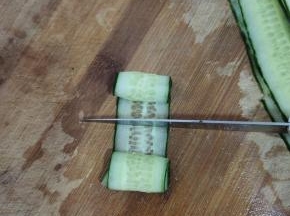 黄瓜片从两头卷起来！对半切开！