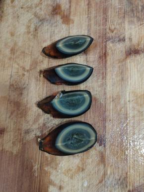 皮蛋剥壳，洗净！刀蘸水把皮蛋切成4份儿！（刀蘸水切皮蛋，皮蛋的蛋黄就不会粘在刀上面了！）