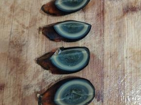 皮蛋剥壳，洗净！刀蘸水把皮蛋切成4份儿！（刀蘸水切皮蛋，皮蛋的蛋黄就不会粘在刀上面了！）