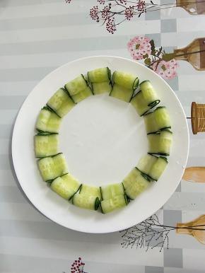 卷好的黄瓜卷摆盘！