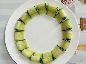 卷好的黄瓜卷摆盘！