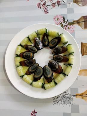 切好的皮蛋摆在黄瓜卷里面！