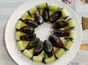 切好的皮蛋摆在黄瓜卷里面！