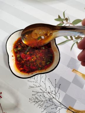 碗中放入蒜末，小米辣，葱花，香菜，两勺生抽，一勺香醋，一勺香油，一勺鸡精，一勺自制辣椒油，少许盐，1小勺白糖，搅拌均匀调成料汁儿！（这是一个万能料汁儿，适合各种凉拌菜！喜欢的可以收藏哦！）