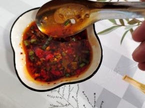 碗中放入蒜末，小米辣，葱花，香菜，两勺生抽，一勺香醋，一勺香油，一勺鸡精，一勺自制辣椒油，少许盐，1小勺白糖，搅拌均匀调成料汁儿！（这是一个万能料汁儿，适合各种凉拌菜！喜欢的可以收藏哦！）