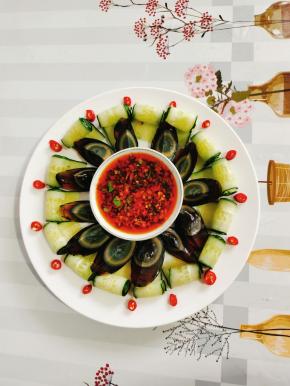 把调好的料汁儿放在味碟里，摆在皮蛋中间！周围用小米辣圈，点缀一下即可上桌啦！