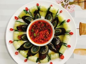 把调好的料汁儿放在味碟里，摆在皮蛋中间！周围用小米辣圈，点缀一下即可上桌啦！