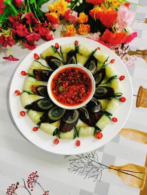 直接夹黄瓜卷，皮蛋，蘸料汁儿吃，真是太美味了！