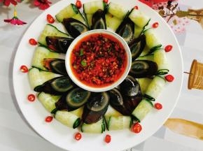 直接夹黄瓜卷，皮蛋，蘸料汁儿吃，真是太美味了！