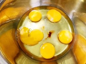 盆里打入鸡蛋和香草精