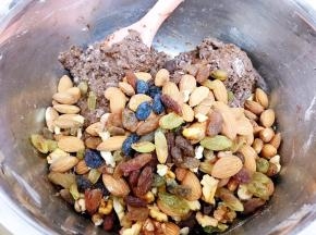 加入熟果仁和果干
