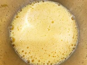 用蛋抽搅打起泡，但是不用打发