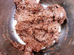 用刮刀混合看不到干粉
