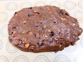 团倒在高温油布上，手蘸水把面团整成长条，不要太厚以免不好烤熟，放入预热好的烤箱中层180度烤25分钟