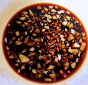 放入剁好的蒜粒、一品鲜酱油、蚝油、糖、香醋、盐、味精调味均匀