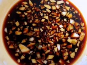 放入剁好的蒜粒、一品鲜酱油、蚝油、糖、香醋、盐、味精调味均匀