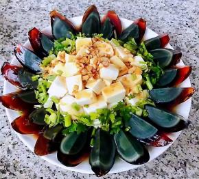 切好的香菜粒撒在豆腐上就大功告成了