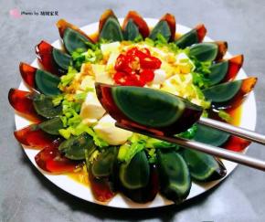 皮蛋入口独有的香味混搭嫩嫩的豆腐让人回味无穷