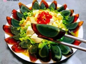 皮蛋入口独有的香味混搭嫩嫩的豆腐让人回味无穷