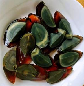 皮蛋一切为二再对半切开