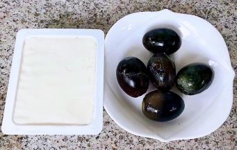准备原材料豆腐、皮蛋蒸熟去皮洗净沥干水份备用